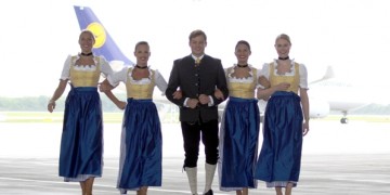 Stewardessen en stewards Lufthansa in klederdracht