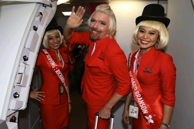 Richard Branson als stewardess