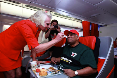Richard Branson helpt passagiers