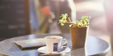 Eine leckere Tasse Kaffee: Wo ist sie am günstigsten und wo am teuersten?