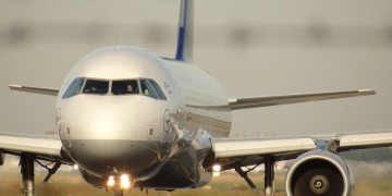 Passagier versucht Flugzeugtür zu öffnen