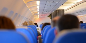 Due passeggeri KLM non parlano inglese, costretti a scendere dall’aereo