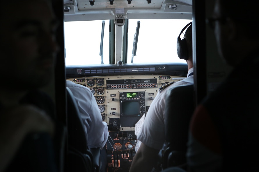 Pilot und Copilot im Cockpit