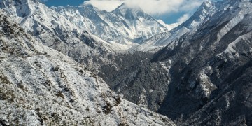 Avion de passage s’écrase dans la montagne du Népal