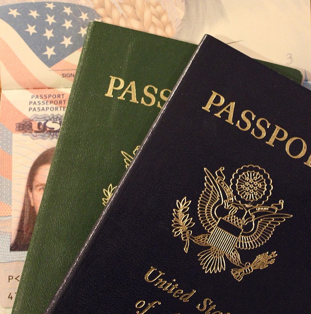 Man (21) komt door douane met paspoort vriendin