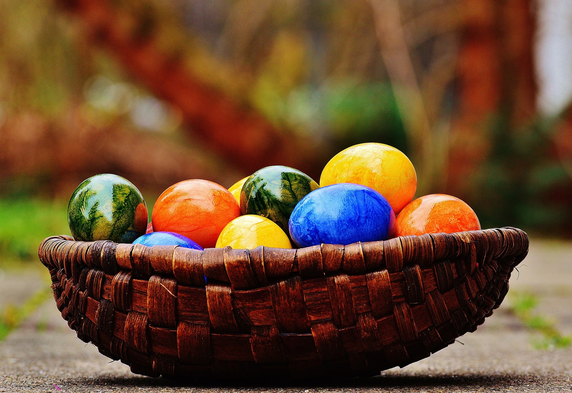 Auf der ganzen Welt gibt es Osterbräuche, die unterschiedlicher nicht sein könnten!