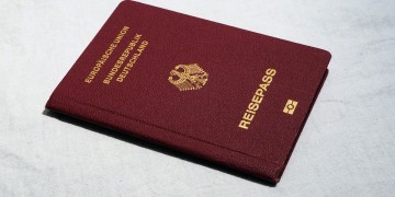 Mann (21) passiert Kontrollen mit Pass seiner Freundin