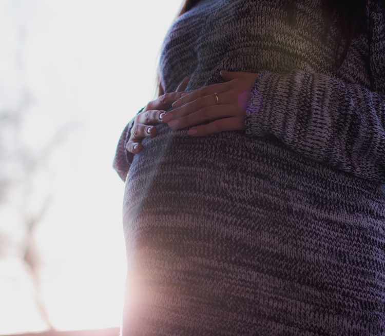 Einer schwangeren Frau wird der Rückflug verweigert, weil sie kein Extra-Attest für den Rückflug hat.