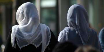 Stewardessen weigern sich Kopftuch zu tragen