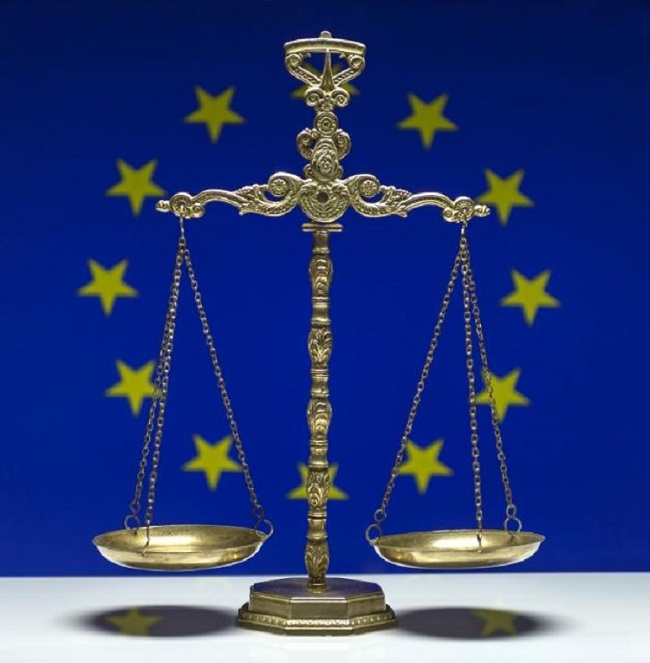 bilancia della giustizia, sfondo blu, unione europea