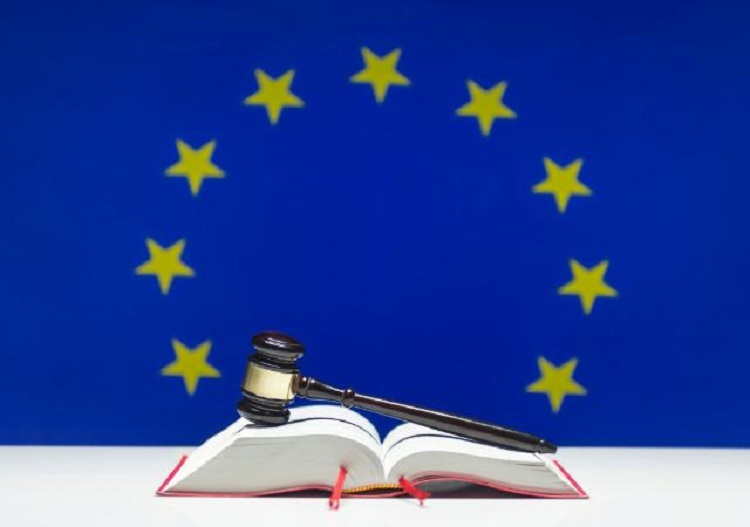 Giustizia europea, libro e martello su sfondo blu