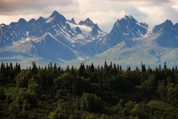 Montagnes enneigées en Alaska