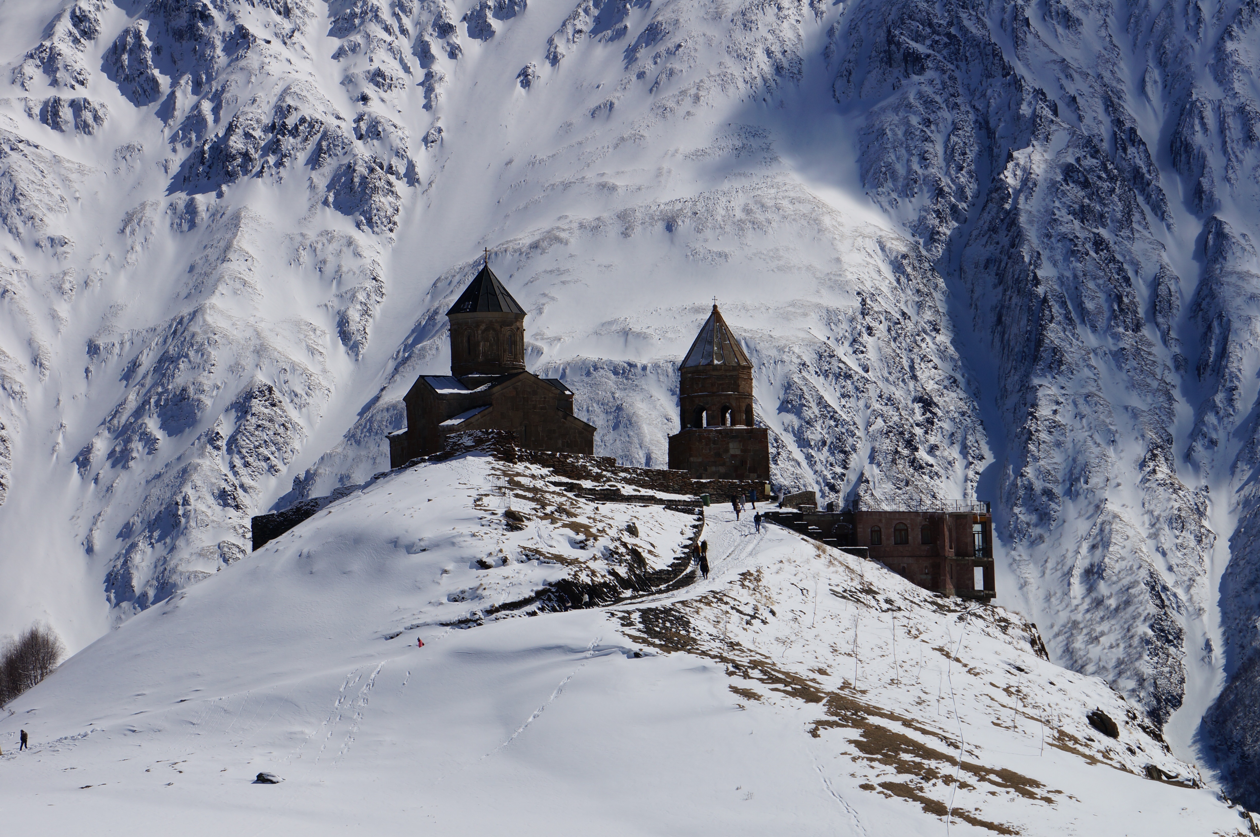 Al norte de Tiblisi encuentras Mkinvartsveri, un templo en medio de las montañas del  Cáucaso