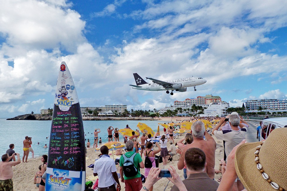 Toerist overleden op Sint-Maarten door opstijgend vliegtuig