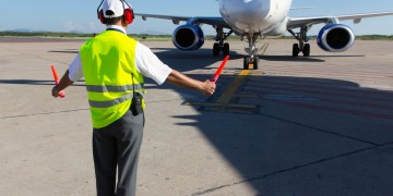 Barcelona: pasajeros impiden despegue de un avión por la expulsión de un “sin papeles”