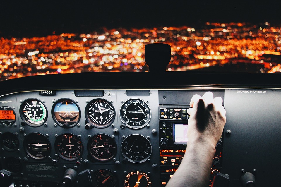 Blick aus dem Cockpit eines Flugzeugs bei Nacht