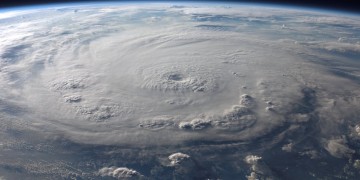 Un avion face à l'ouragan Irma