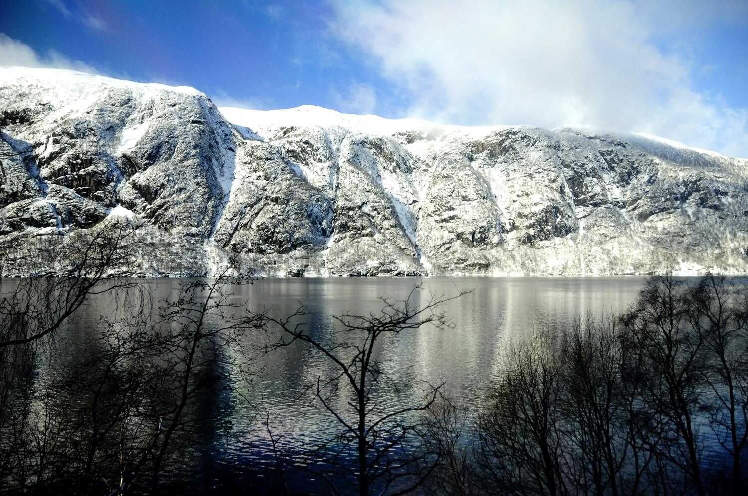 verschneites Ufer an einem Fjord in Norwegen