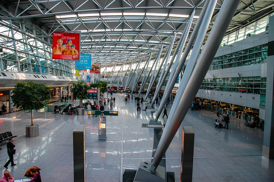 Düsseldorf Airport medewerker in het hoofd gestoken