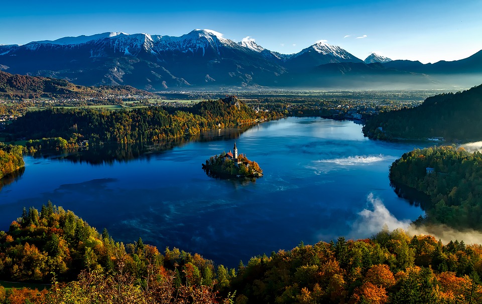 Slowenische Berge mit See