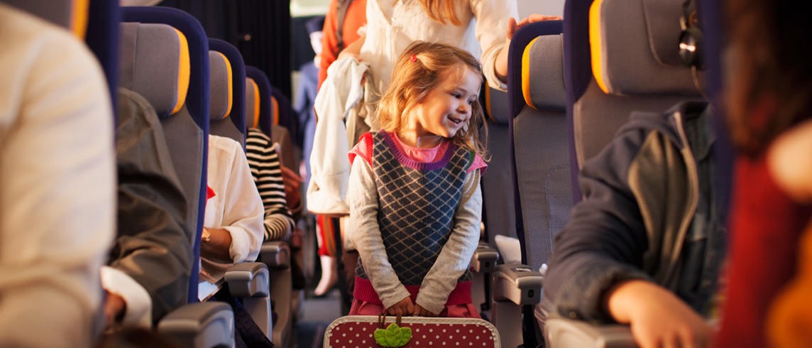 Kinderen op vluchten - geboortes, bange passagiers en het gummy beer liedje