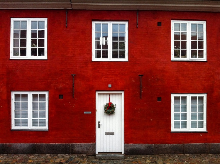 Copenhague noel guirlande couronne porte rouge