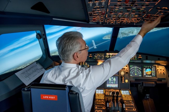 Piloot in de cockpit van het vliegtuig