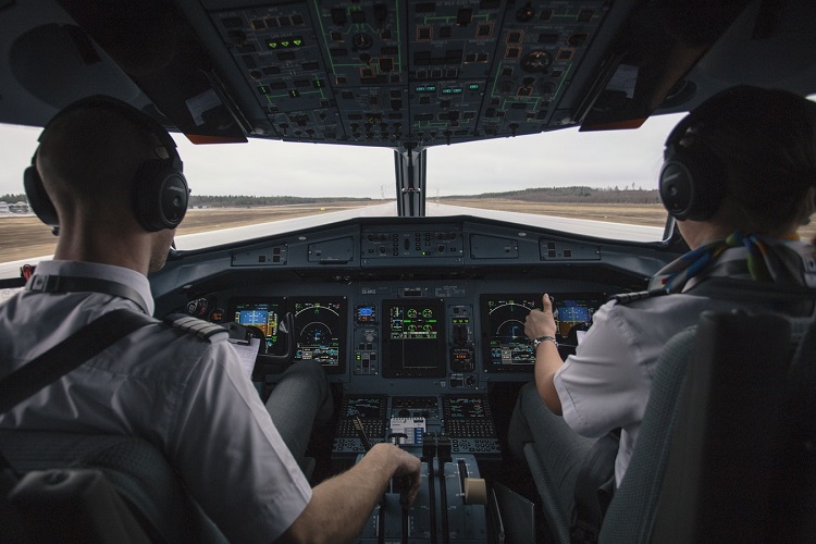pilotes cockpit avion
