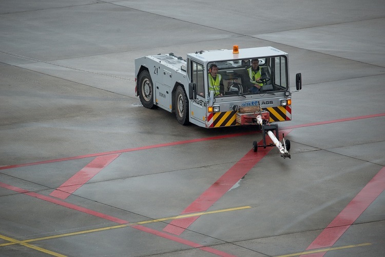 pushback tracteur avion stationnement aéroport