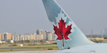 Air Canada passagier wordt wakker in leeg en donker geparkeerd vliegtuig