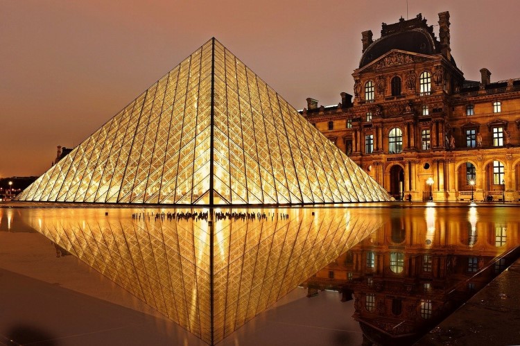 Virtueller Urlaub Louvre Paris Frankreich