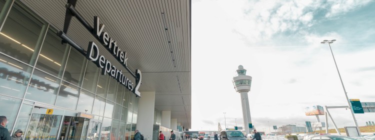 Miljoen passagiers gedupeerd door geannuleerde zomervluchten op Schiphol