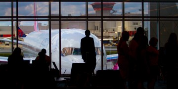 Drukte en lange wachtrijen op vliegveld Eindhoven — geen verbteringen in zicht voor oktober
